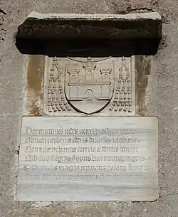 Opschrift dat herinnert aan de restauratie in de 15de eeuw.