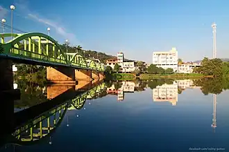 De brug ponte Raul Veiga over de rivier de Pomba in Santo Antônio de Pádua