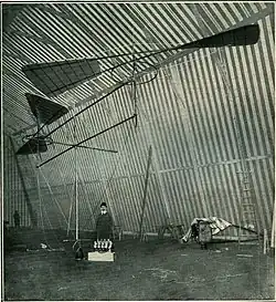 Helicóptero No&nbsp;12 in de hangar (1905)