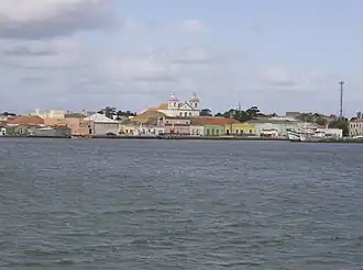 São José do Norte gezien vanaf het water van de lagune Lagoa dos Patos