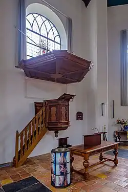 Kansel met avondmaalstafel