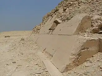 Zuidelijke zijde van de piramide met deel van de oorspronkelijke bekleding