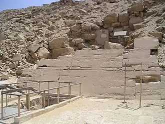 Noordelijke zijde met de ingang van het graf