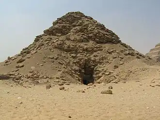 Noordzijde van de piramide met zicht op de toegang