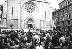 Een vredesprotest voor de kathedraal in september 1991 vóór de uitbraak van de Bosnische Burgeroorlog.