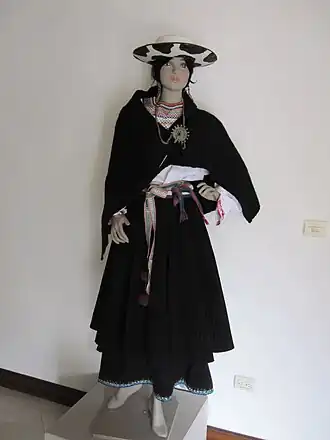 Typische klederdracht van een Saragurovrouw