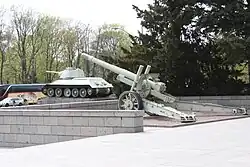 Tank en houwitser bij de Ehrenmal