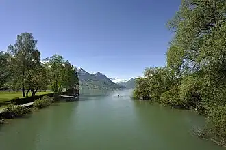 De Sarnersee watert af in de Sander Aa, in het zuiden van de woonkern van Sarnen