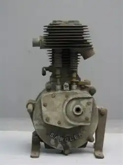 De koelribben worden groter bij de cilinderkop, omdat deze meer warmte ontwikkelt