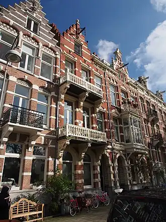 April 2016: Sarphatipark 75 (2 balkons) Sarphatipark 77 (erker en balkon)