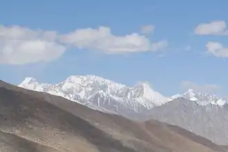 Toppen van de Saser Kangri III (links) en II vanaf de Khardung La
