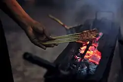 Saté wordt gegrild in Sabah, Oost-Maleisië