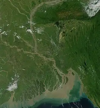 Ganges (links), Brahmaputra (Midden boven) en Meghna (Midden recht) tijdens de moesson. De takken Surma und Kushiyara (boven miden) vormen een gezamenlijke watervlakte
