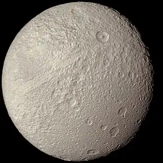 Tethys, gefotografeerd door Voyager 2 in 1981 (NASA)