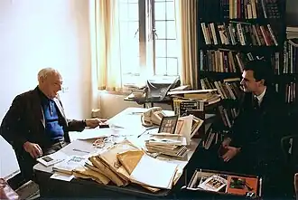 Saul Bellow (links) tijdens een interview in 1992