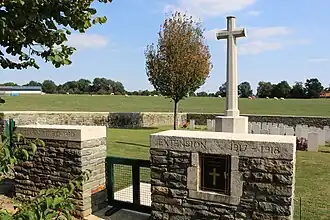 Zicht op de toegang en het Cross of Sacrifice