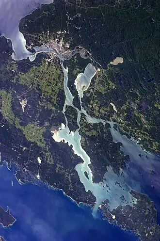 Satellietfoto van de rivier, met linksboven het Bovenmeer, en aan de onder- en rechterkant het Huronmeer