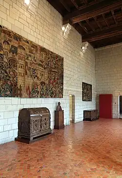 Interieur met tentoongestelde kunstvoorwerpen