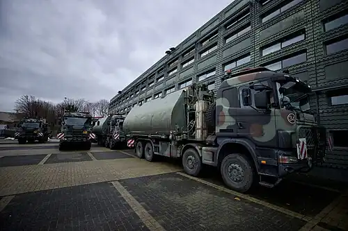 (05-01-2024) Scania WLS met pontons van de pontonniers worden ingezet in Maastricht voor ondersteuning bij aanleg van een tijdelijke dam.