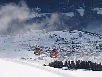 De Schönjochbahn, met Fiss op de achtergrond.