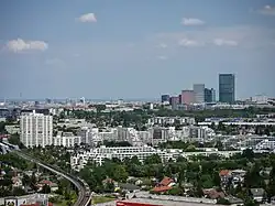 De wijk Schöpfwerk met links de metro gezien uit het zuiden.