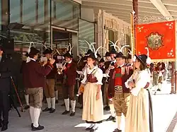 De muziekkapel van Zams bij de festiviteiten rond de omdoping