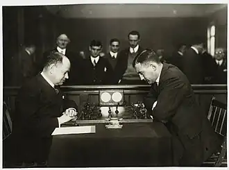 Eerste partij van het toernooi tussen Rudolf Spielmann en Johannes van den Bosch