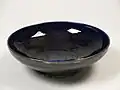 Schaal overdekt met monochroom diepblauw tot zwart glazuur