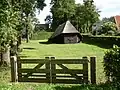 Nabij de boerderij Groot Hussel op de hoek van de Stationsweg en de Husselsteeg een mooie schaapskooi met rieten dak
