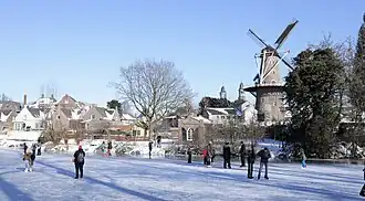 Schaatsende mensen op de gracht in Ravenstein