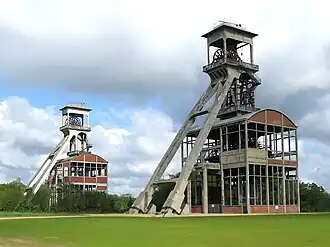 De schachtbokken in 2023, de eerste is origineel, de tweede is heropgebouwd in 1998