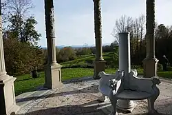 Blik vanuit de monopteros op de Alpen