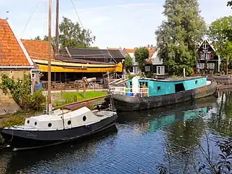 Scheepswerfje naast de Kwakelbrug en gezien vanaf de brug