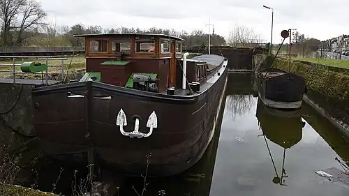 Het droogdok met de motorspits ALYV en een Brabantse boot met achteraan de deur van het dok