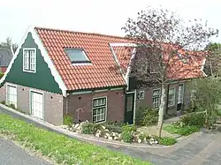 Typische West-Friese woning langs de dijk