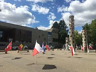 Het museum, met rechts het Verdragsmonument