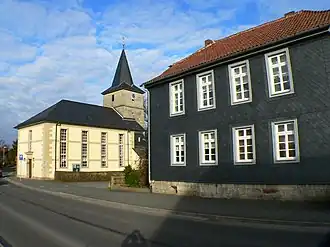 Kerk en voormalige school in Scheuerfeld