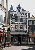 Winkel annex woonhuis in Neo-Renaissance trant