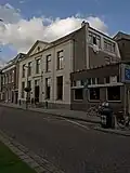 Herenhuis met gepleisterde lijstgevel in Lod. XVI-trant