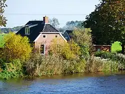 Voormalig veerhuis aan noordzijde van het Aduarderdiep (Torensmaweg 25)