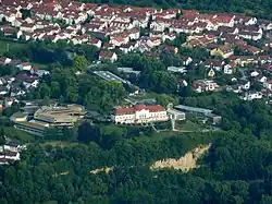 De Schillerhöhe met v.l.n.r. het Deutsches Literaturarchiv Marbach, het witte Schiller-Nationalmuseum en dicht ertegenaan het Literaturmuseum der Moderne