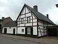 Hoeve met binnenplaats, topgevel van vakwerk aan de straat