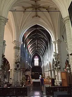 Schip Sint-Hermesbasiliek Ronse vanaf het altaar