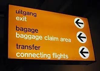 Verdere bewegwijzering op Schiphol Airport.