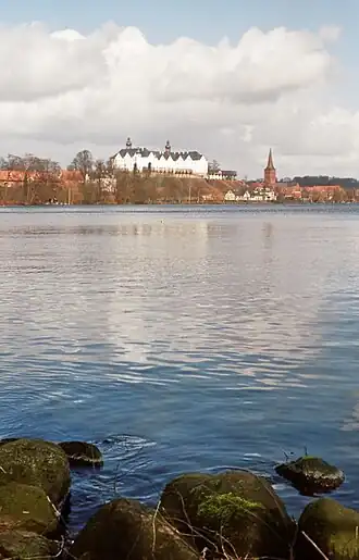 Zicht op het meer met het kasteel