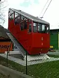 Oude wagen (1961-2004) van de Grazer Schloßbergbahn voor het Remisegebouw.