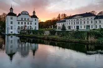 Kasteel en bijgebouw bij ondergaande zon in 2012