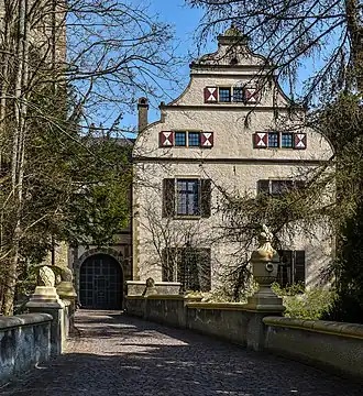 Poort en woongebouw van Kasteel Landsberg