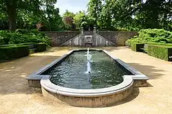 Waterpartij op tweede terras, met trap naar derde terras