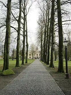 De toegangsweg naar de burcht